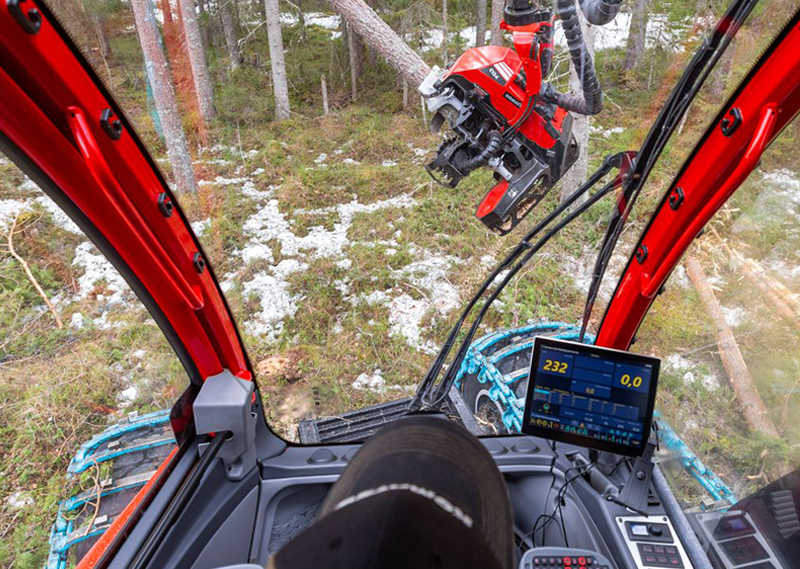 Tela do sistema de controle na cabine de um harvester Komatsu