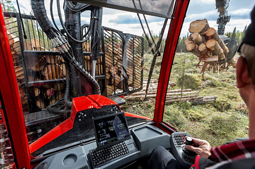 Vista da cabine de forwarder durante carregamento de toras