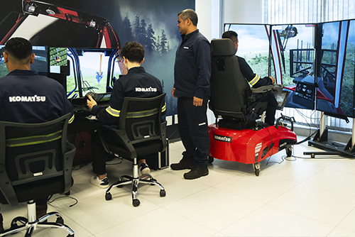 Sala com simuladores virtuais da Komatsu School para treinamento de colheita florestal