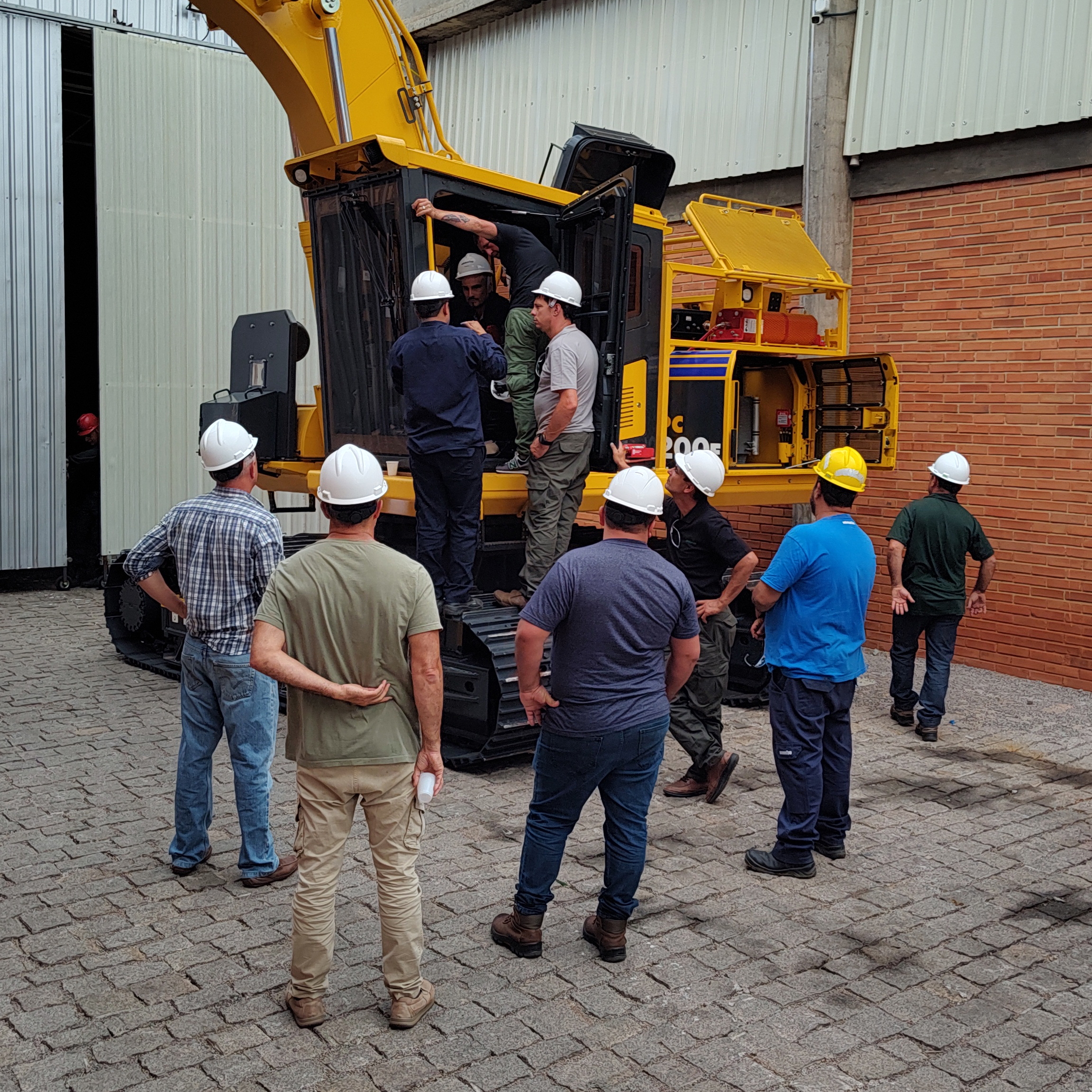Cabeçote harvester Komatsu em detalhe, durante manutenção